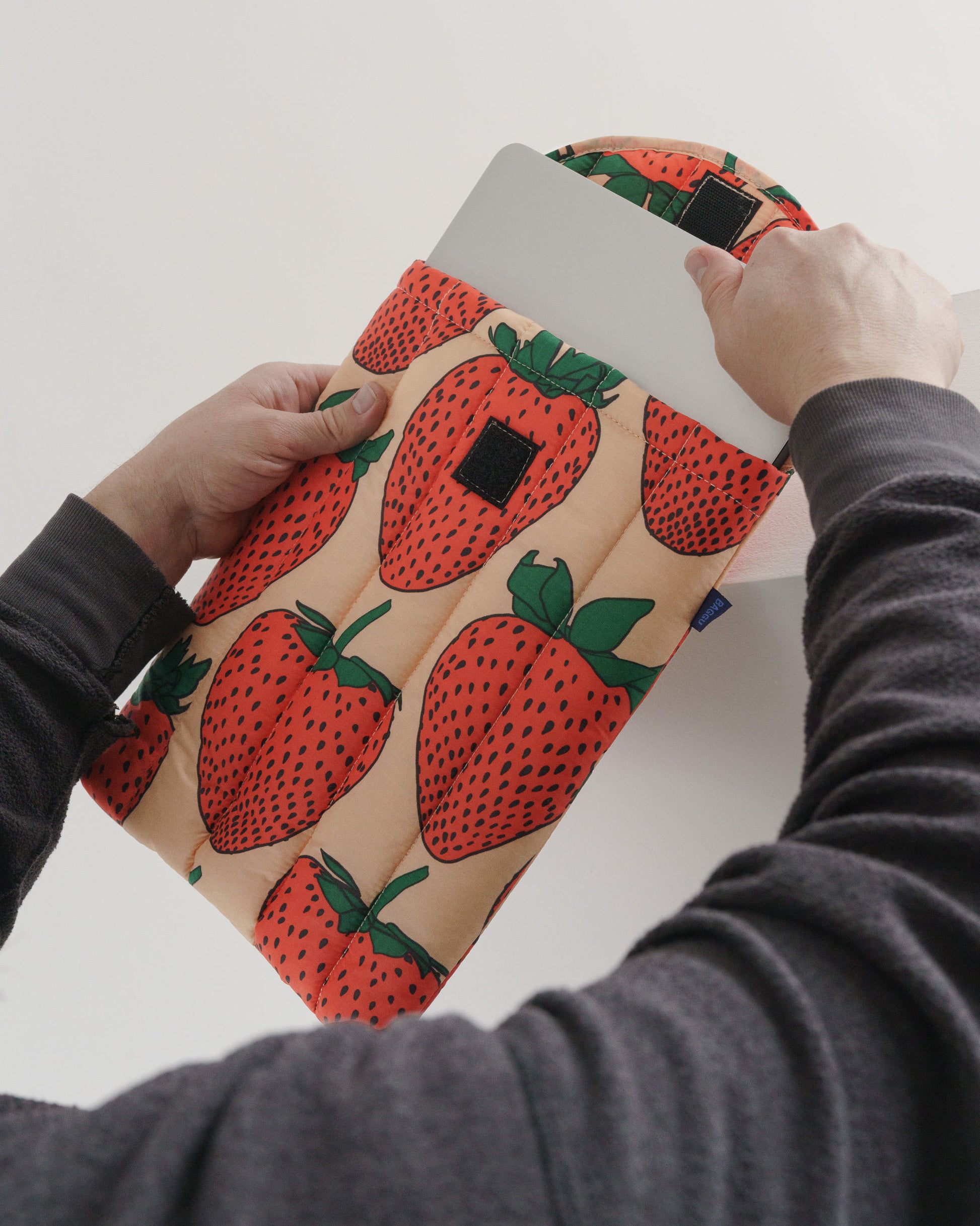 Baggu Puffy Laptop Sleeve 13"/14" - Strawberry