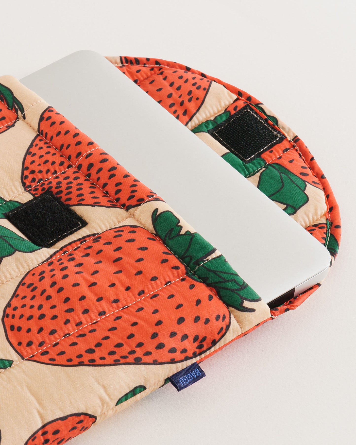 Baggu Puffy Laptop Sleeve 13"/14" - Strawberry